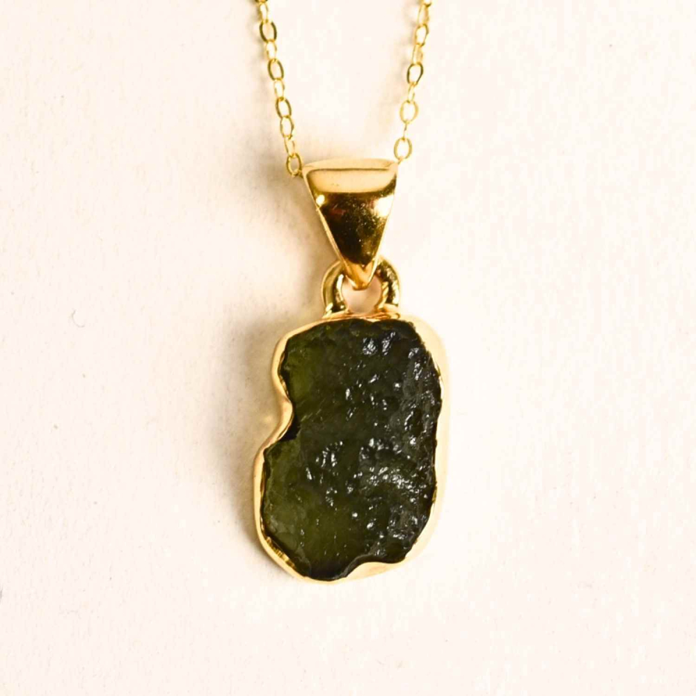 Colier argint 925 placat cu aur 18k cu Moldavit natural 2.22 g ,   accelerarea transformarii personale si spirituale