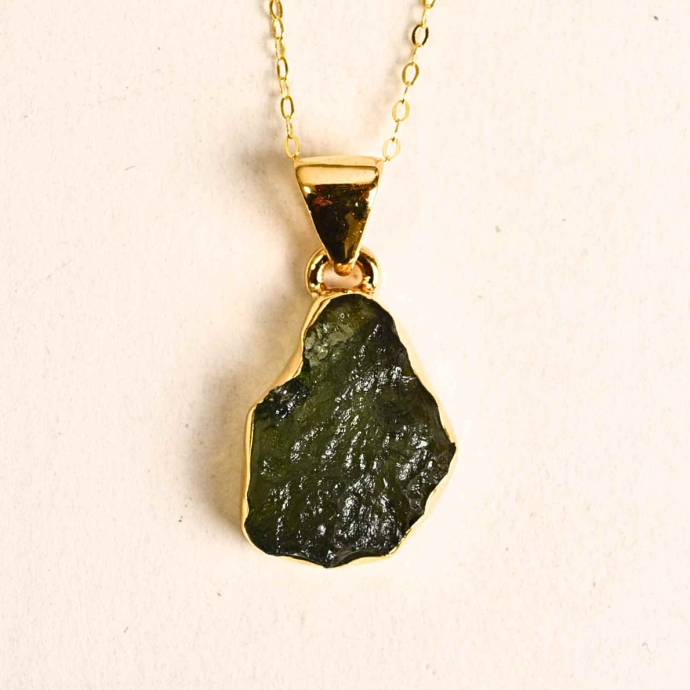 Colier Argint 925 placat cu aur 18k cu Moldavit natural brut 2.36 g ,   talisman de transformare