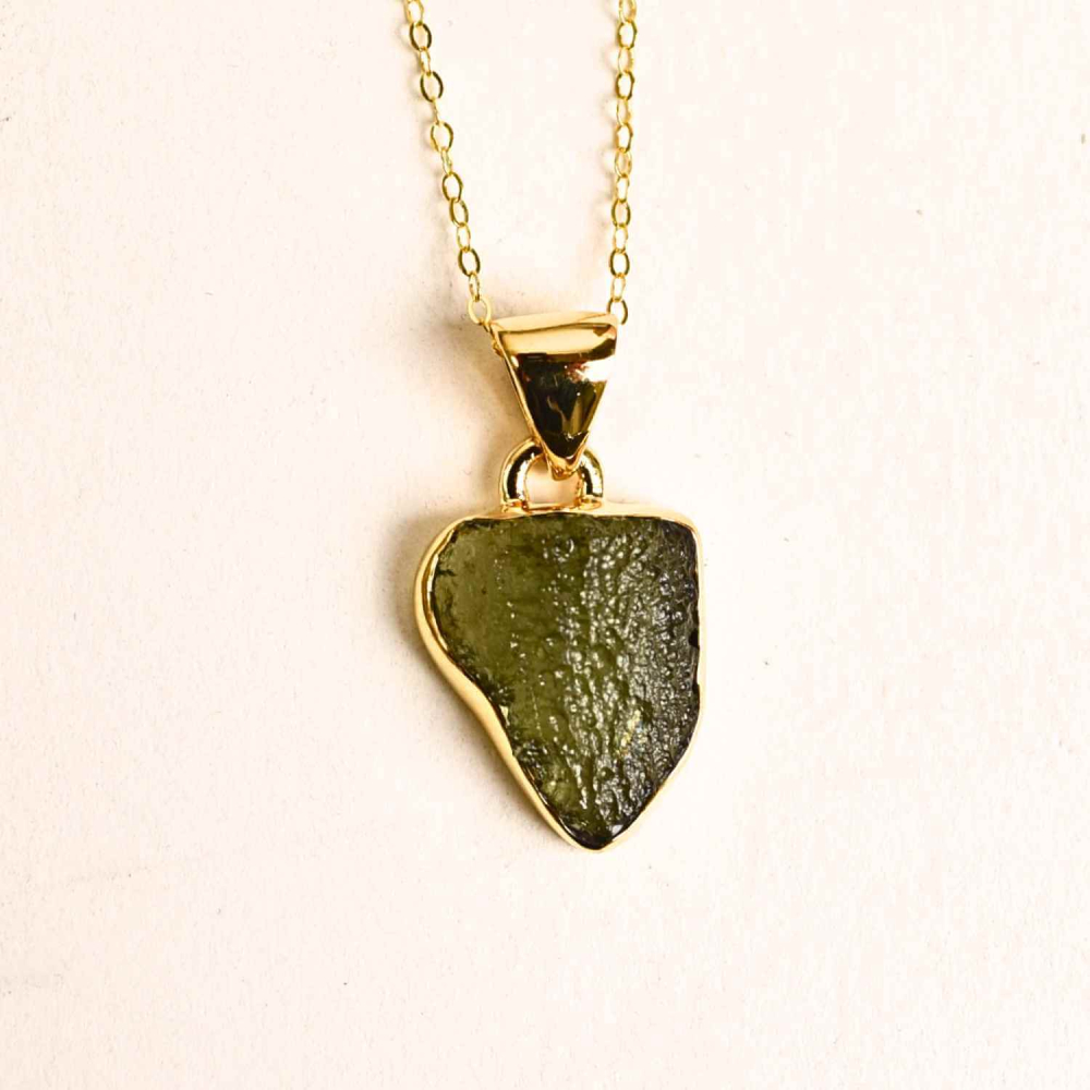 Colier Argint 925 placat cu aur 18k cu Moldavit natural brut 1.93 g ,   talisman de transformare