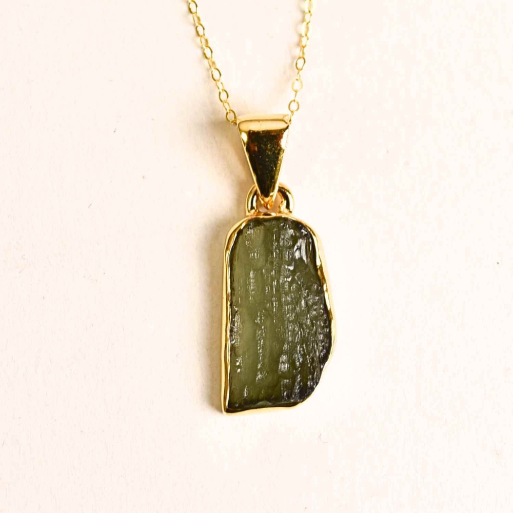 Colier Argint 925 placat cu aur 18k cu Moldavit natural brut 2.31 g ,   talisman de transformare