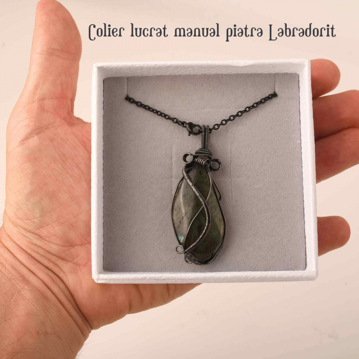 Colier cu pandantiv din labradorit natural pentru barbati si femei - Cristal neregulat lucrat manual, invelit cu sarma model neregulat - O piatra semipretioasa pentru meditatie, intuitie, imagin [2]