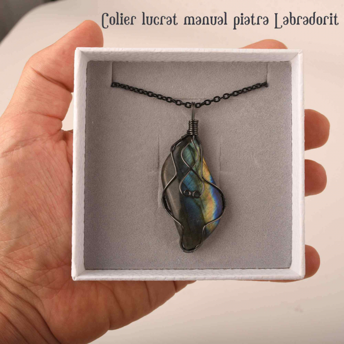 Colier cu pandantiv din labradorit natural pentru barbati si femei - Cristal neregulat lucrat manual, invelit cu sarma in model neregulat - O piatra semipretioasa pentru meditatie, intuitie si imaginatie [2]