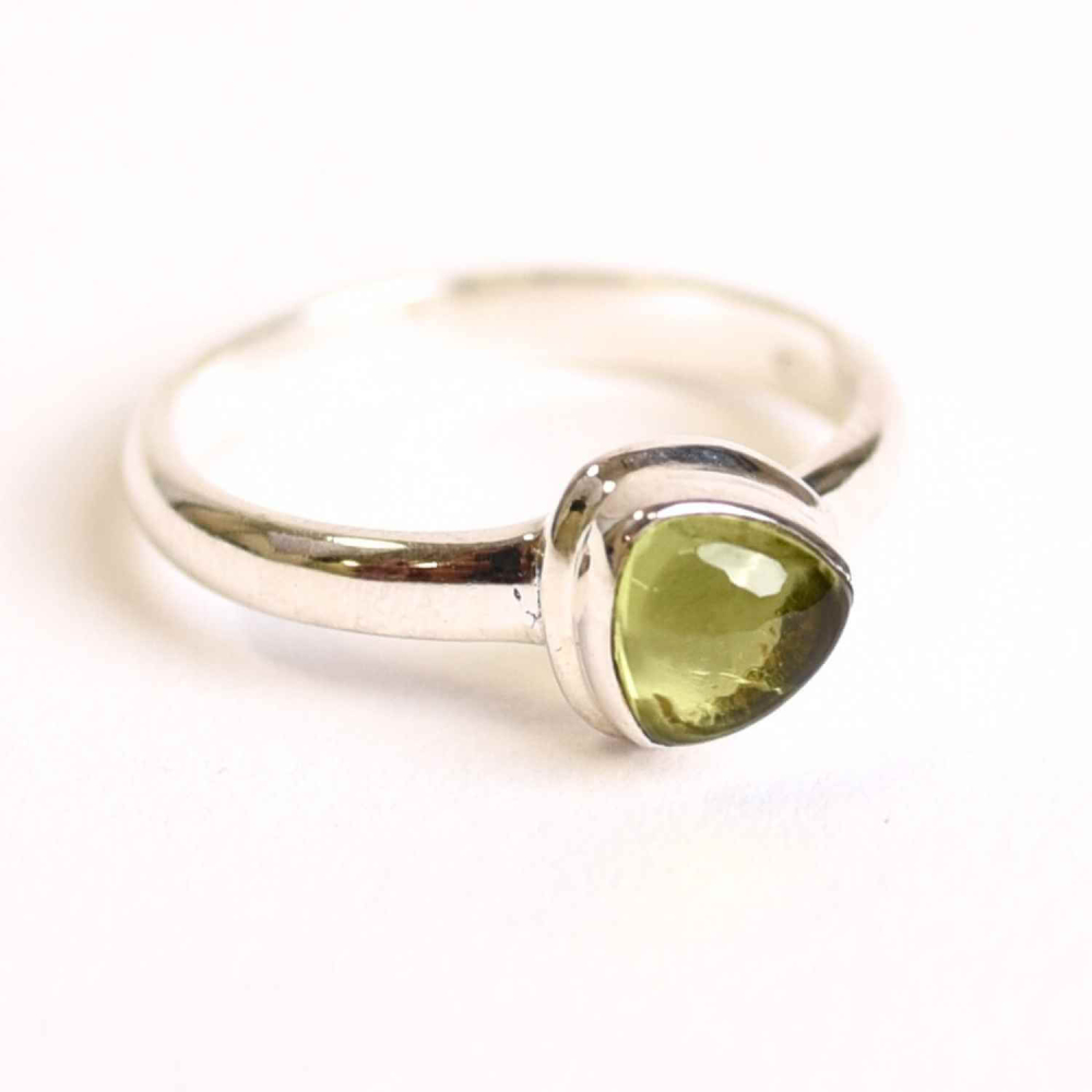 Inel argint 925 cu Peridot triunghiular ,   Energie si echilibru interior