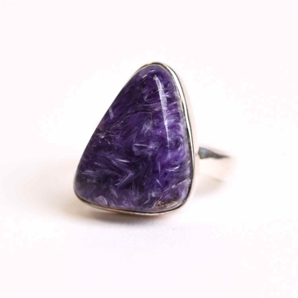 Inel argint 925 cu Charoite naturala triunghi ,   Transformare si echilibru interior