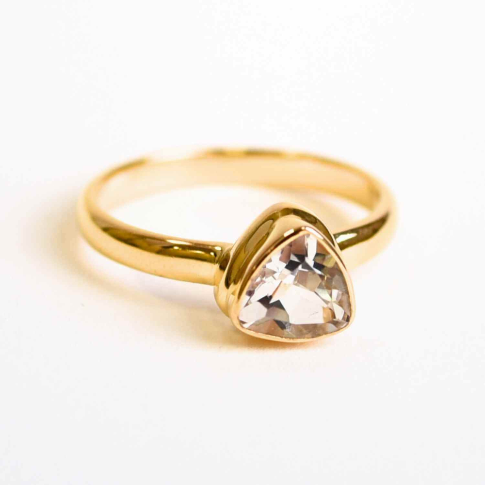 Inel argint 925 placat cu aur 18K cu Topaz Alb fatetat triunghi ,   Claritate si Eleganta