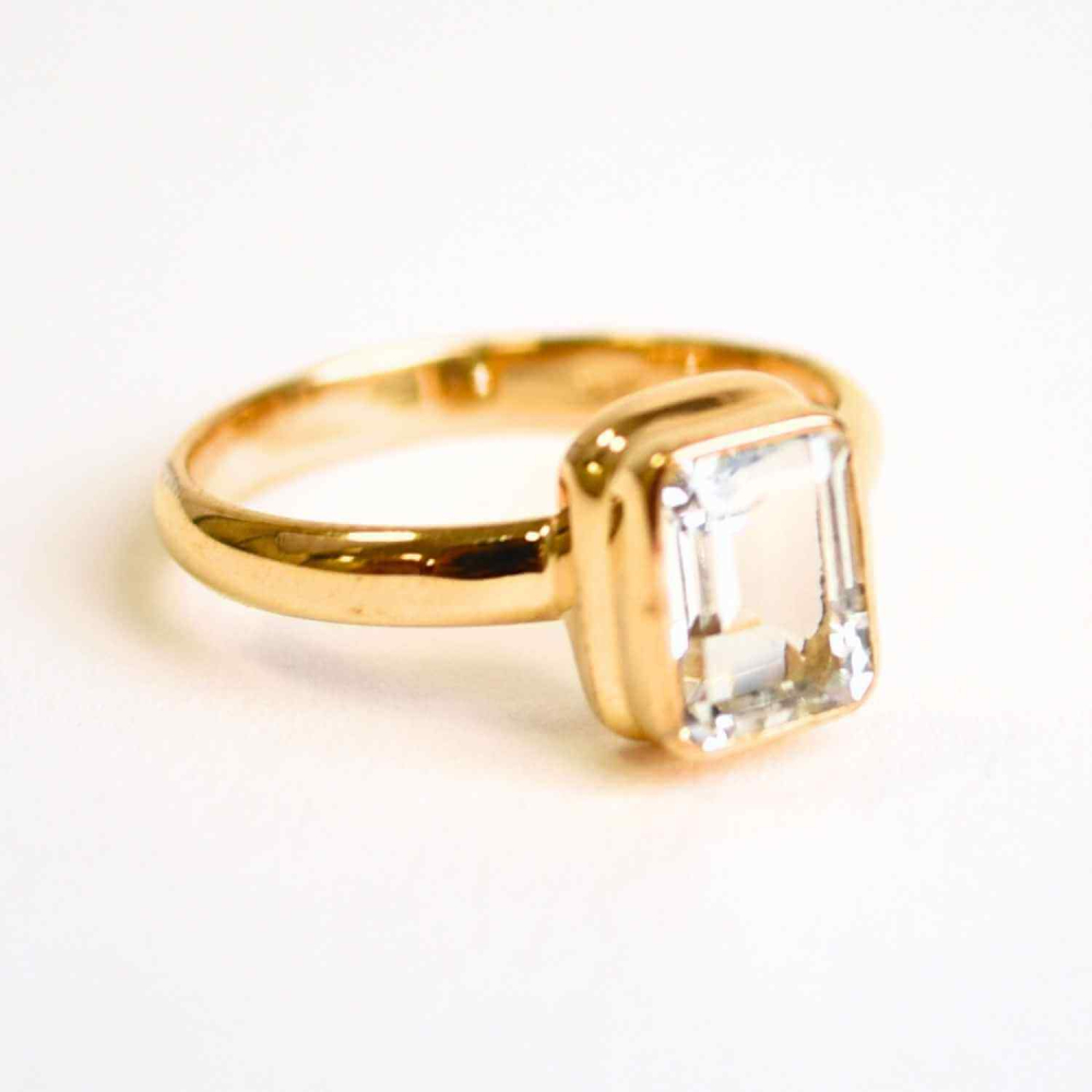 Inel Argint 925 placat cu Aur 18K si Topaz Alb Fatetat ,   Claritate si Eleganta