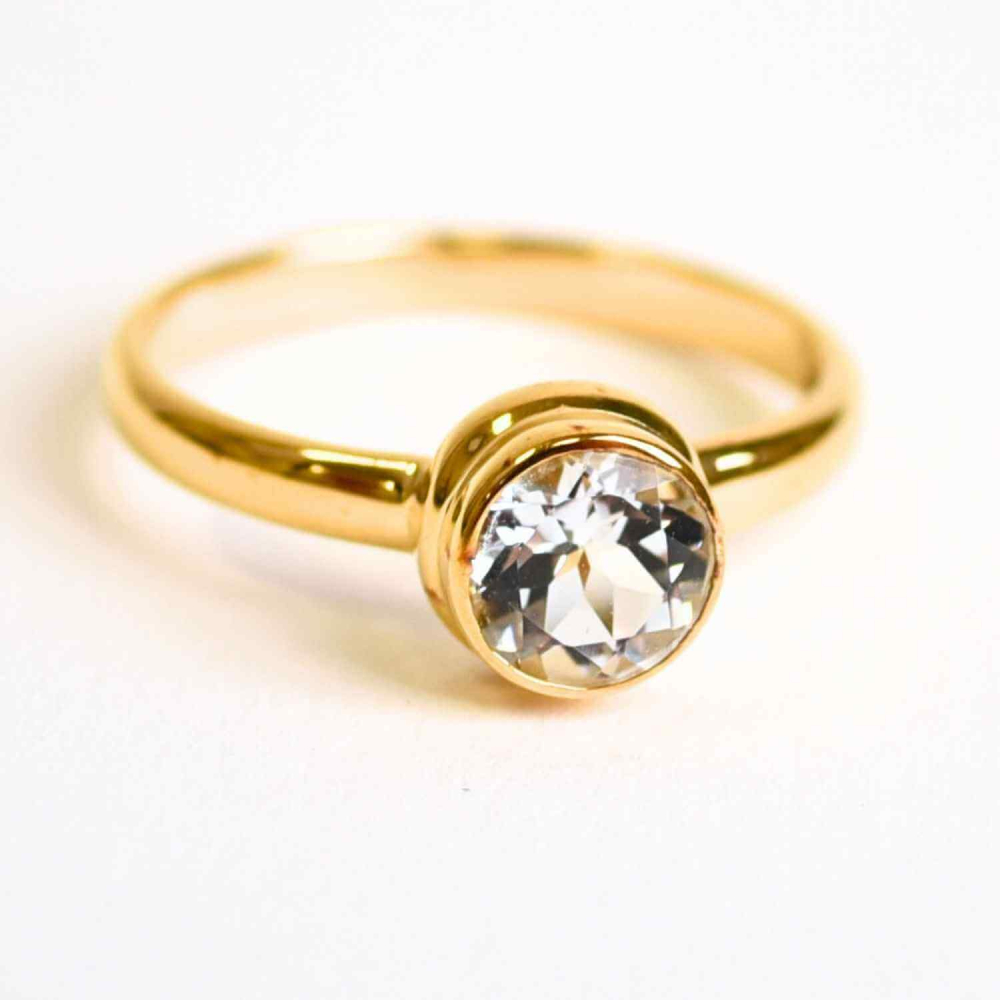 Inel argint 925 placat aur 18K cu Topaz Alb rotund fatetat ,   Claritate si Armonie