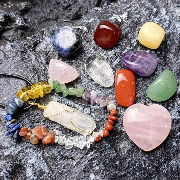 Mini Set cu 8 mini pietre semipretioase polisate, 1 bratara chakra, 1 colier cu cristal de stanca si o inima din cuart roz [2]