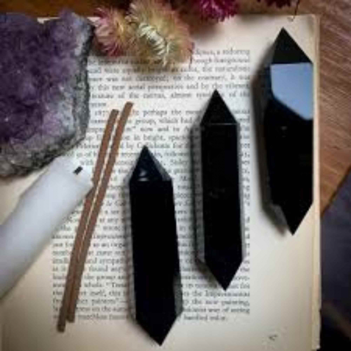 Turn Hexagonal Dublu Varf din Obsidian Negru inaltime de 7-9 cm - cristal de protectie puternic, care actioneaza ca un scut impotriva negativitatii si a stresului [6]