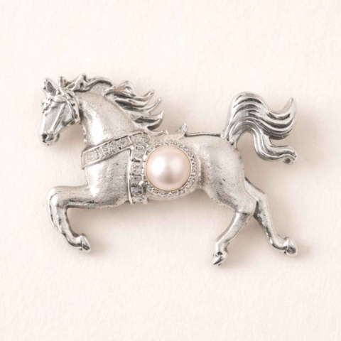 Bijuterii Semiprețioase - Brosa Cal cu Perla Naturala – Martisor Elegant si Cadou Rafinat