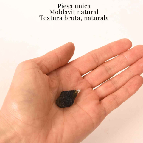 Colier Argint 925 cu MoColier Argint 925 cu Moldavit natural brut 2.9 g – prezenta, sens si spatiu pentru tineldavit natural brut 2.8 g – simbol al schimbarii asumate si al echilibrului [3]