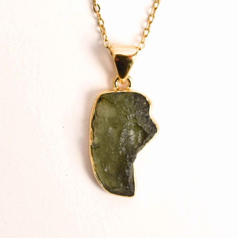 Colier cu lant de inox aurit si pandantiv montura argint 925, placat cu aur 18 k si Moldavit natural, 2.55 gr – Protectie si transformare [0]