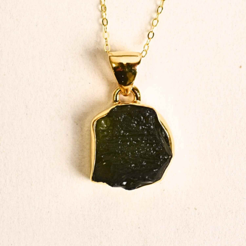 Incredere si Curaj - Colier Moldavit natural 2.76 grame – Transformare si energie cosmica - Argint 925 placat cu aur 18k