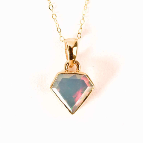 Pesti - Colier Argint 925 placat cu aur 18K cu Opal Etiopian Fatetat in Forma de Diamant – Lumina, Intuitie si Feminin Sacru