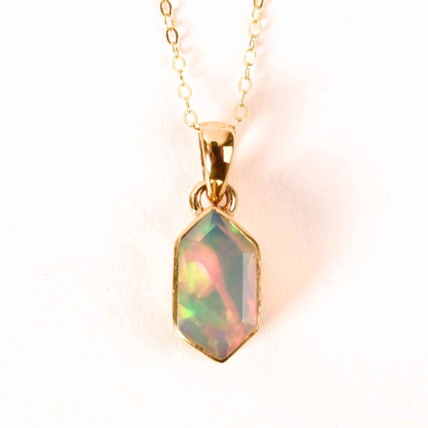 Pesti - Colier Argint 925 placat cu aur 18K cu Opal Etiopian Fatetat Hexagonal – Protectie, Lumina si Armonie Divina