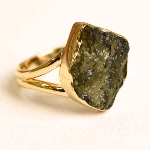 Incredere si Curaj - Inel argint 925 placat aur 18k cu Moldavit natural brut – Bijuterie rara cu piatra transformarii