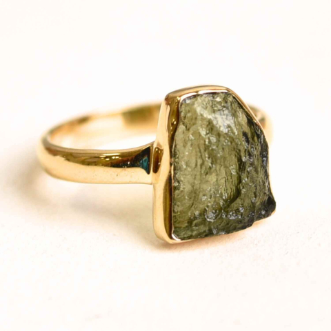 Inel argint 925 placat aur 18k cu Moldavit natural brut – Bijuterie rara cu piatra transformarii [0]