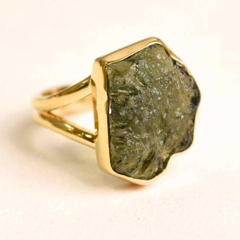 Incredere si Curaj - Inel argint 925 placat aur 18k cu Moldavit natural brut – Bijuterie rara cu piatra transformarii