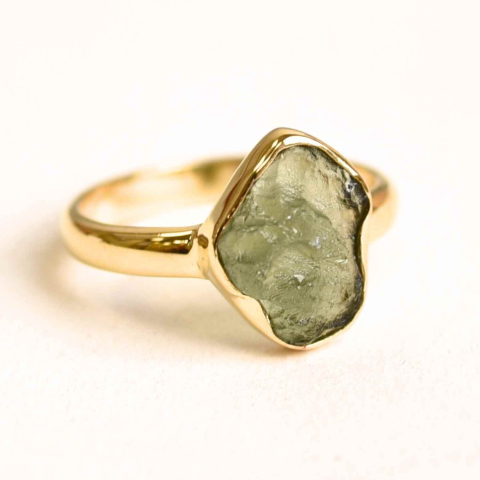Varsator - Inel argint 925 placat aur 18k cu Moldavit natural brut – Bijuterie rara cu piatra transformarii
