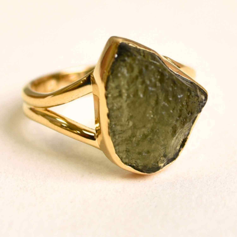 Varsator - Inel argint 925 placat aur 18k cu Moldavit natural brut Marime 58-59 (EU) /9 (US) – Piatra transformarii si protectiei