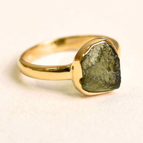 Claritate Mentala si Focus - Inel argint 925 placat aur 18k cu Moldavit natural brut Marime 58-59 (EU) /9 (US) – Piatra transformarii si protectiei