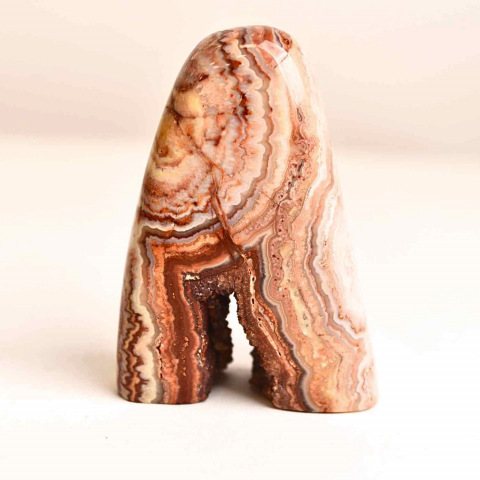 Cristale pe beneficii - Forma libera sculptata manual din agat Crazy Lace – decor spiritual pentru echilibru emotional, energie pozitiva si meditatie. Provenienta: Indonezia.