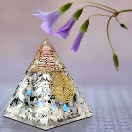 Piramida Orgonica cu Piatra lunii curcubeu si simbolul floarea vietii 8 cm – incurajeaza speranta, sensibilitatea, intuitia si abilitatile psihice [6]