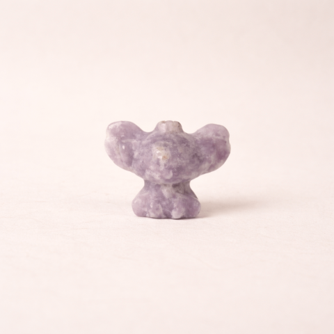 Ochi de tigru - Figurina din Lepidolit – o prezenta blanda pentru liniste interioara