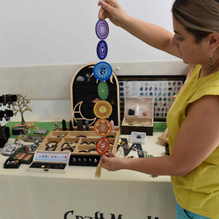 Decor pentru Perete cu franjuri reprezentand Cele 7 Chakre, Realizat din Lemn, cu Lungimea de 65 cm [1]