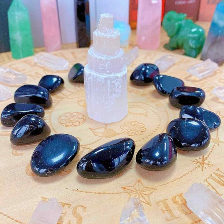 piatra-din-obsidian-negru-polisat-3-4cm-ideala-pentru-reiki-si-vindecare-energetica [4]