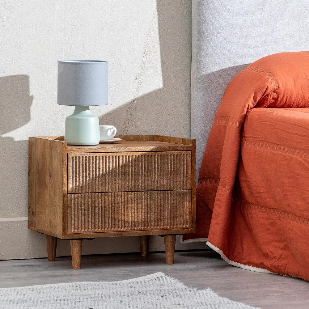 Noptiera din Lemn cu Fronturi Sculpturale – Accesoriu de Design în Dormitorul Tău