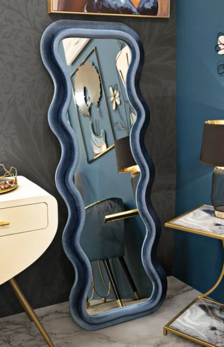 Oglinzile cu Ramă din Catifea: Accente Moderne și Spectaculoase în Designul de Interior