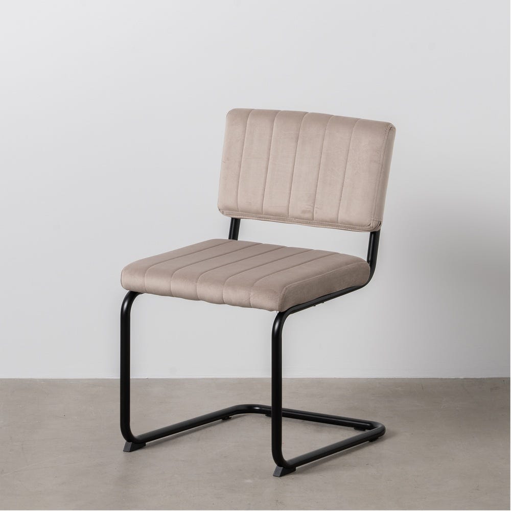 Set de 2 scaune dining bej tapițate din stofă, spătar curbat și cadru metalic negru, stil minimalist