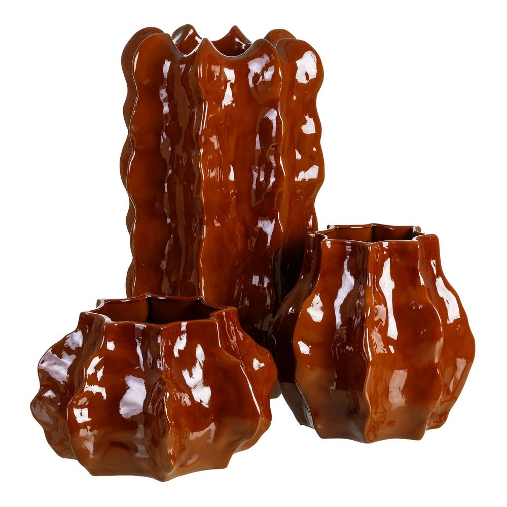 Vază din ceramică teracotă lucioasă cu volum sculptural ondulat – imagine principală pe consolă [2]