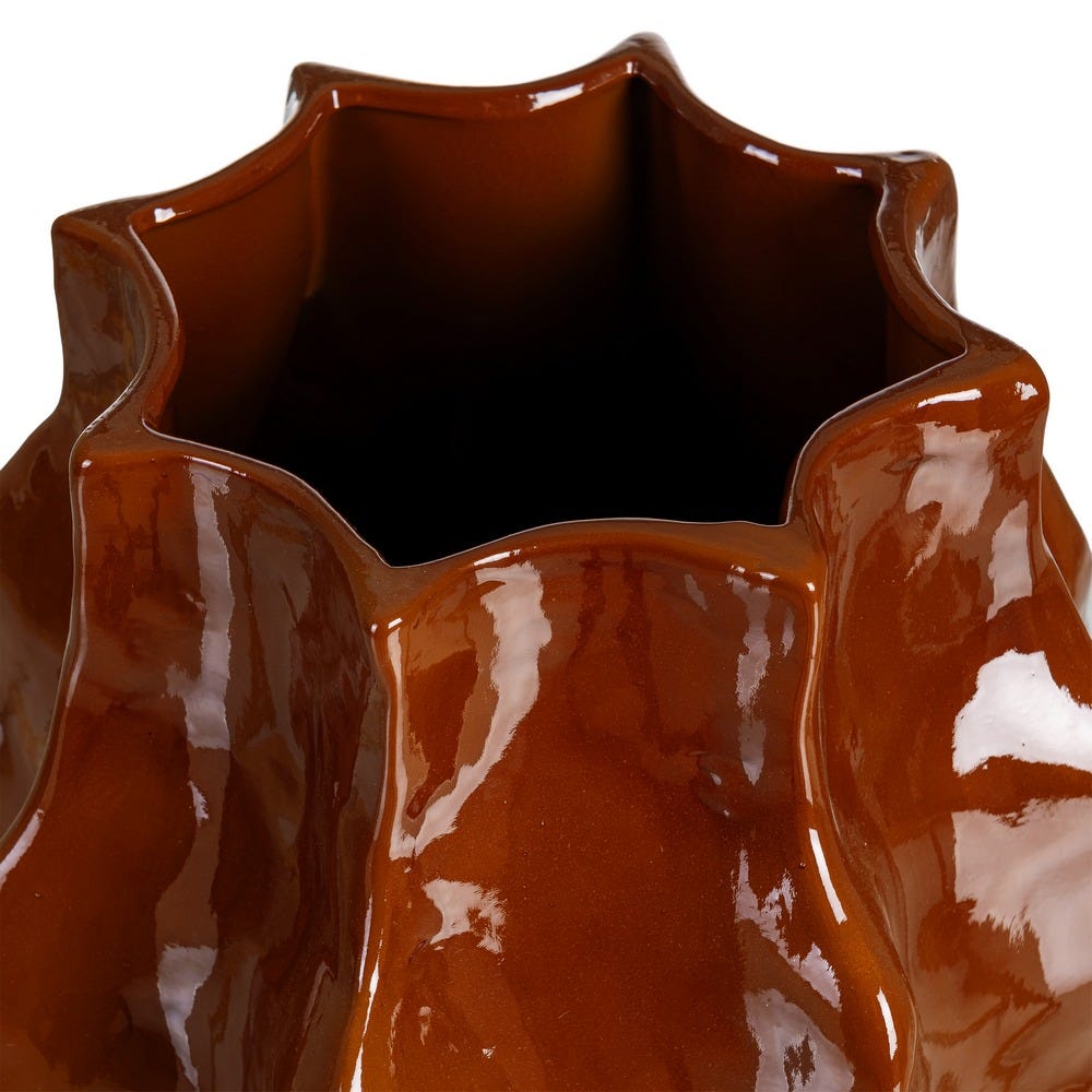 Vază din ceramică teracotă lucioasă cu volum sculptural ondulat – imagine principală pe consolă [4]