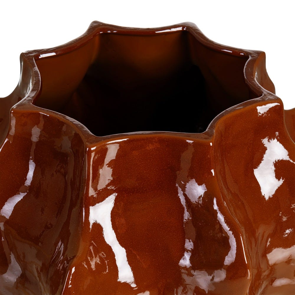 Vază din ceramică teracotă lucioasă cu siluetă joasă sculpturală – imagine principală pe masă [4]