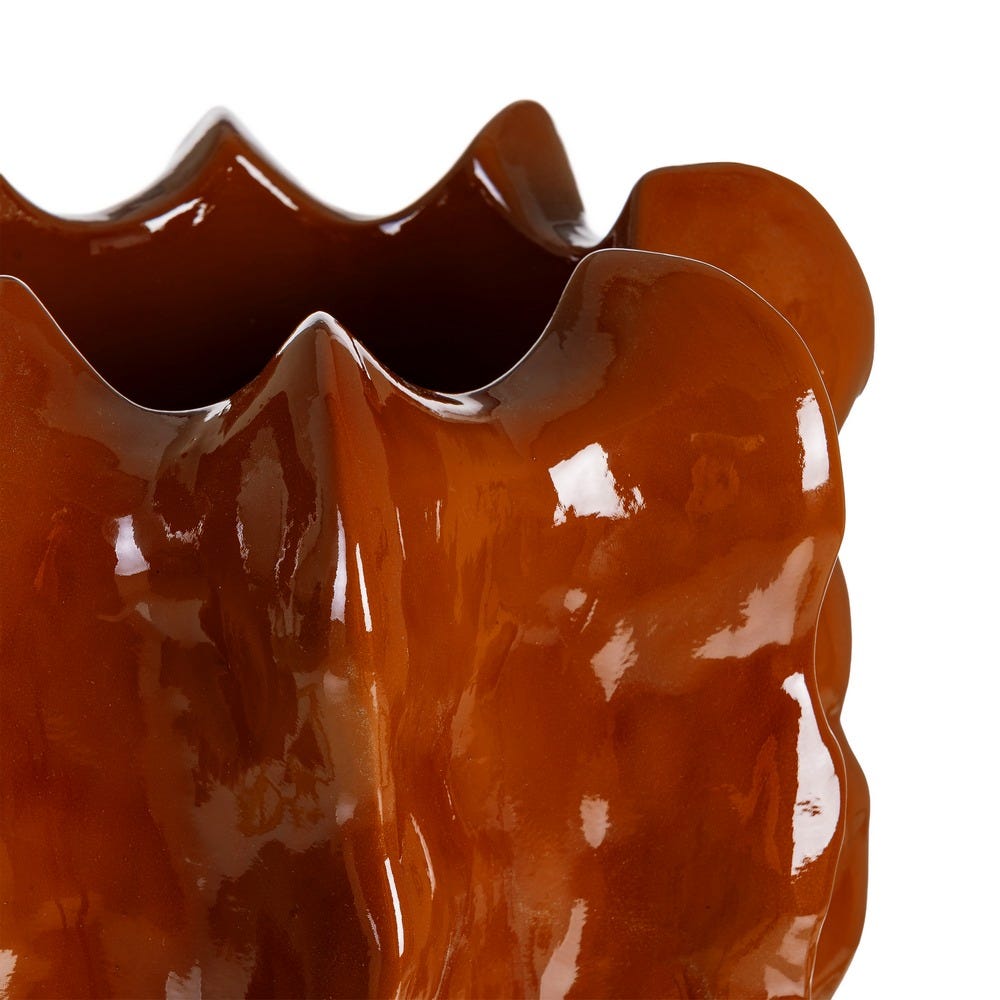 Vază din ceramică teracotă lucioasă cu siluetă înaltă ondulată – imagine principală pe podea [3]