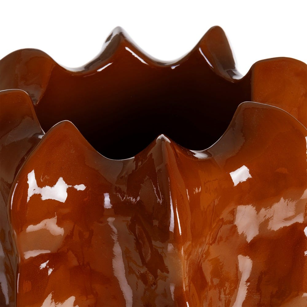 Vază din ceramică teracotă lucioasă cu siluetă înaltă ondulată – imagine principală pe podea [4]