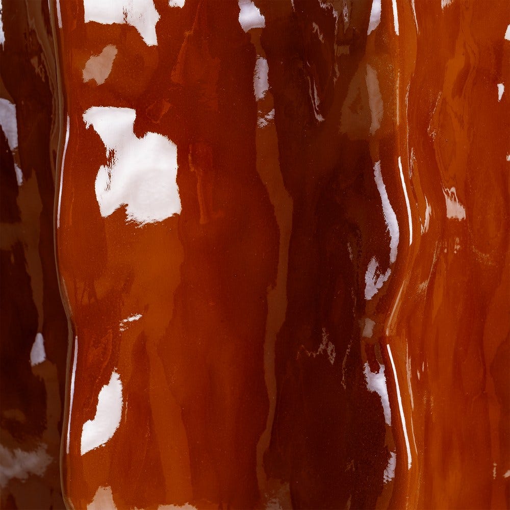 Vază din ceramică teracotă lucioasă cu siluetă înaltă ondulată – imagine principală pe podea [5]