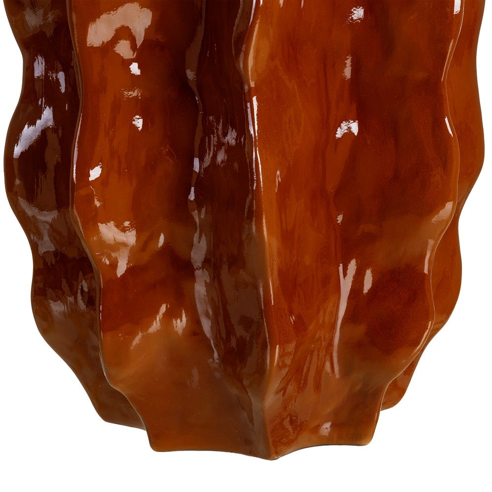 Vază din ceramică teracotă lucioasă cu siluetă înaltă ondulată – imagine principală pe podea [6]