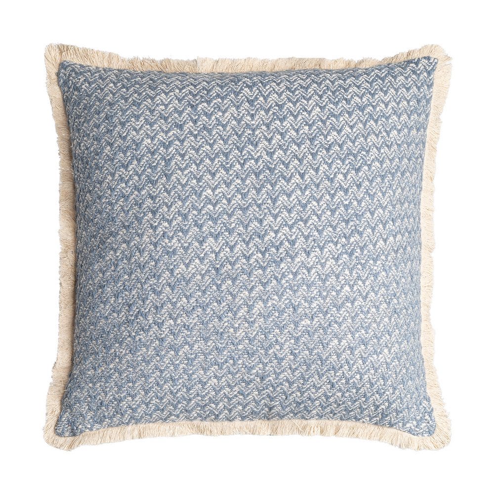 Stil de design - Set 2 perne decorative albastre cu franjuri crem și model chevron țesut pe fundal alb