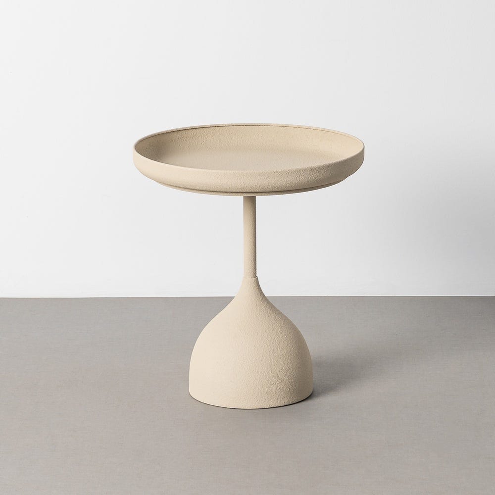 Stil de design - Măsuță laterală din metal bej cu tavă rotundă texturată și bază în formă de clopot