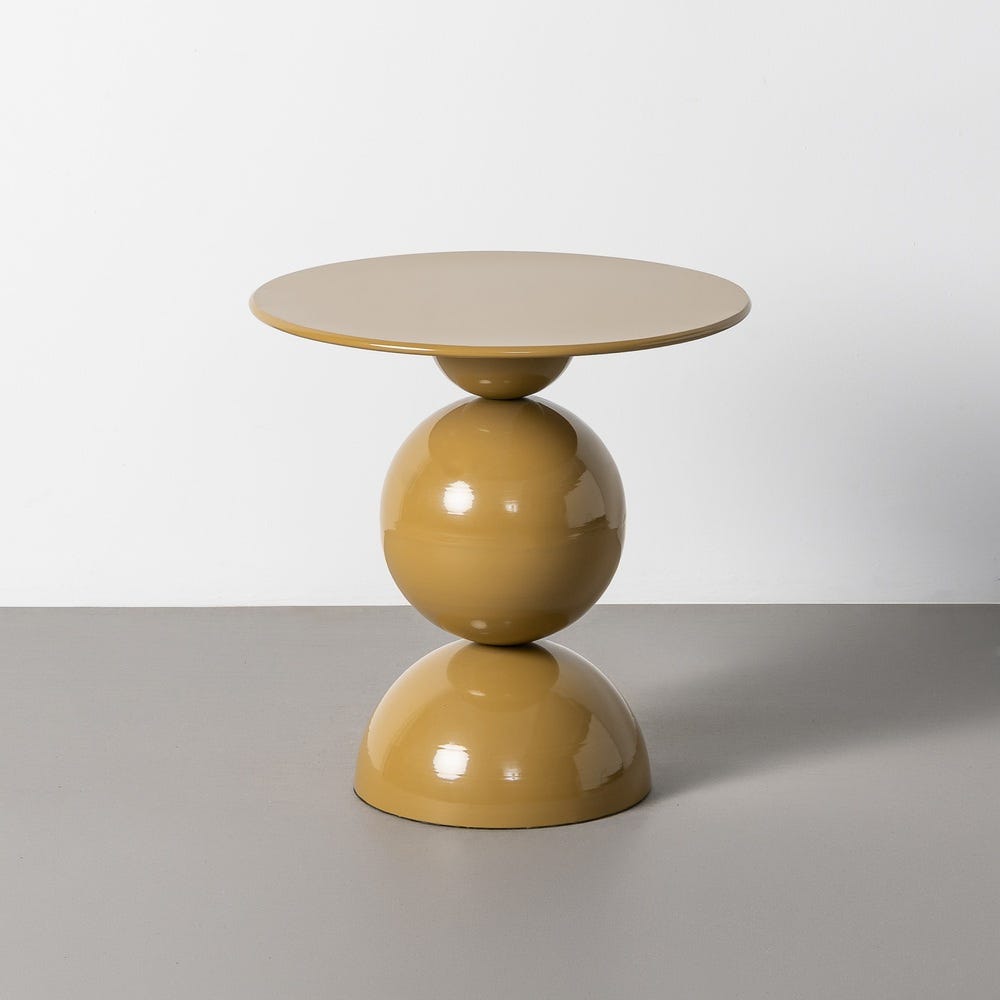 Stil de design - Măsuță laterală din metal muștar cu blat rotund bej și picior dintr-o sferă pe o semisferă