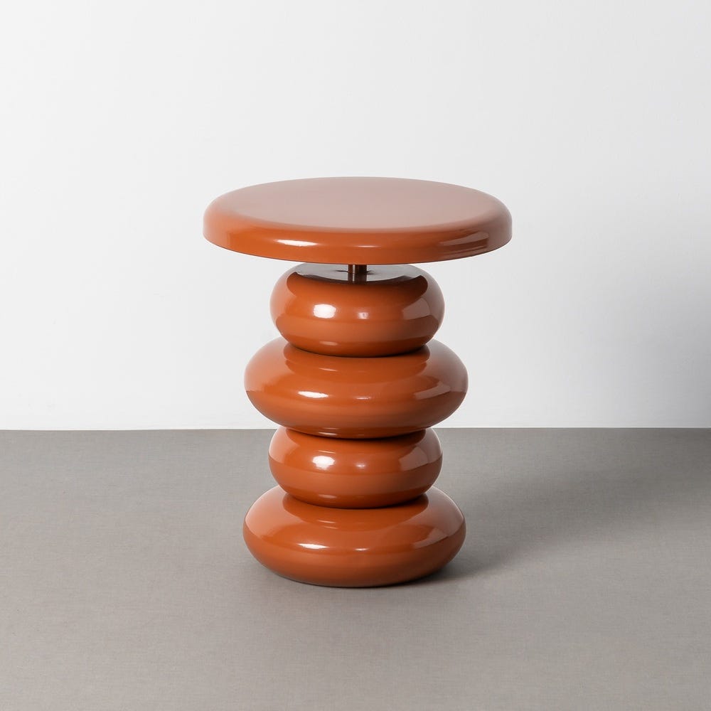 Stil de design - Măsuță laterală din metal terracotta cu blat rotund gros și picior din patru discuri rotunjite suprapuse