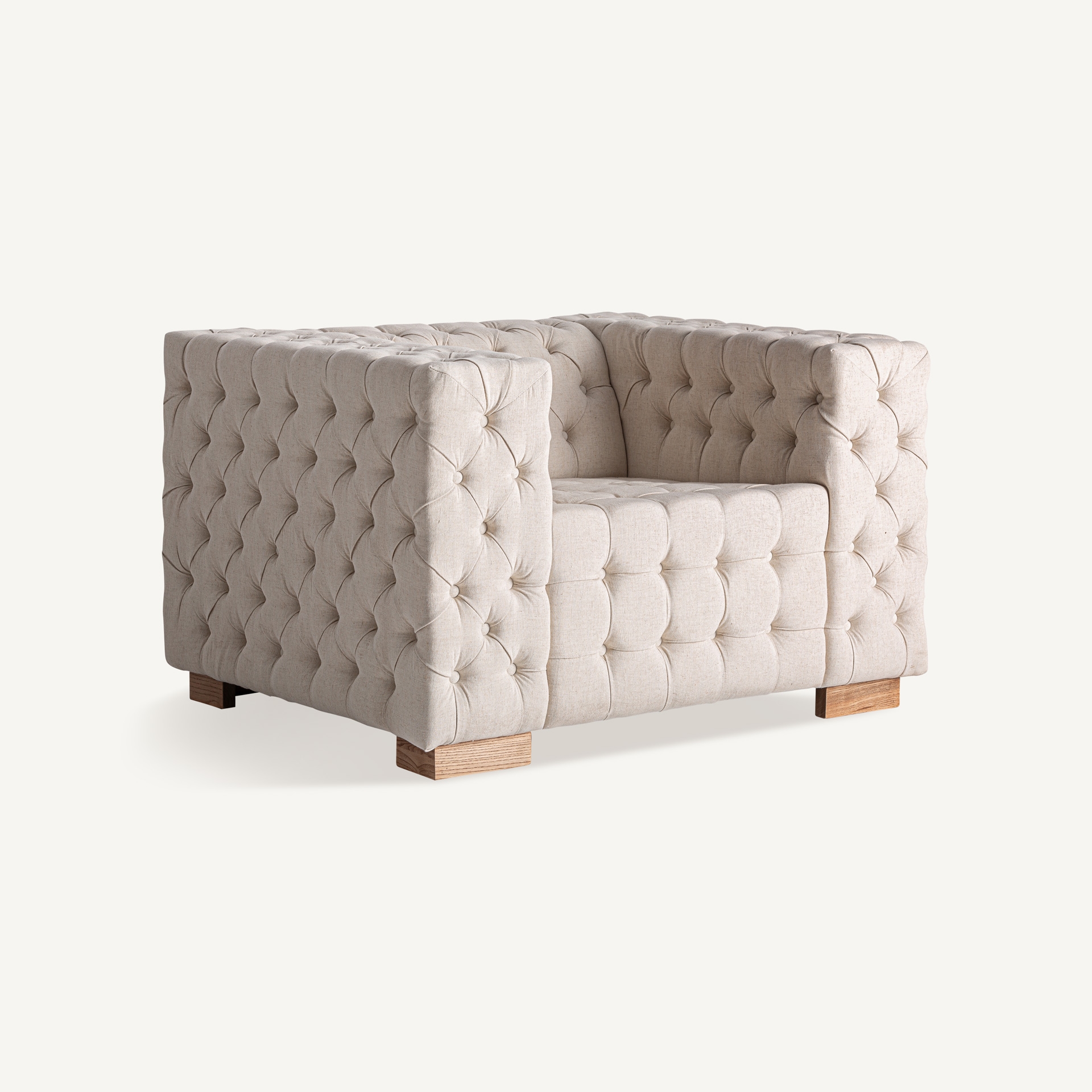Stil de design - Fotoliu cubic bej capitonat cu nasturi pe brațe, spătar și șezut, pe picioare-bloc din lemn