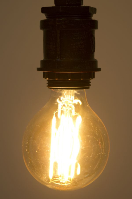 Bec LED cu filament în sticlă ambră globulară G80, cu patru filamente și soclu E27 [2]