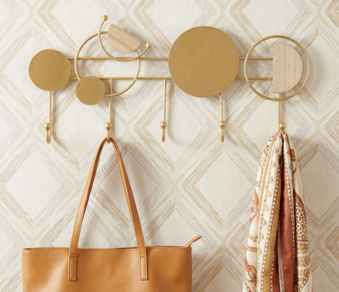 Cuier de perete din metal auriu cu accente din lemn design geometric [2]