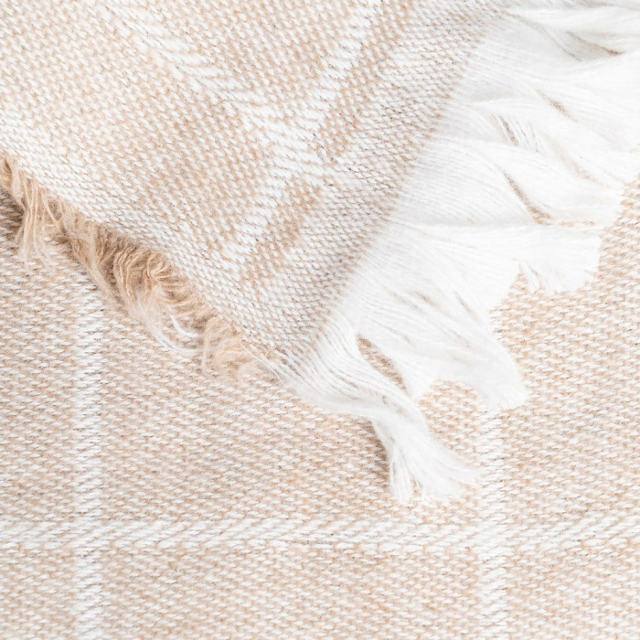 Cuvertură din bumbac bej cu model in carouri si franjuri [3]