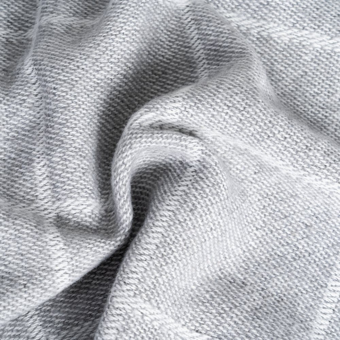 Cuvertură din bumbac gri perlat cu model in carouri si franjuri [5]