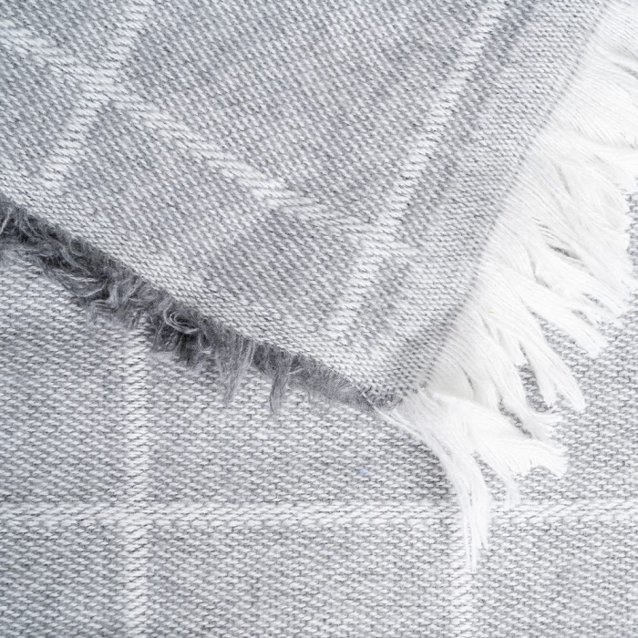 Cuvertură din bumbac gri perlat cu model in carouri si franjuri [4]